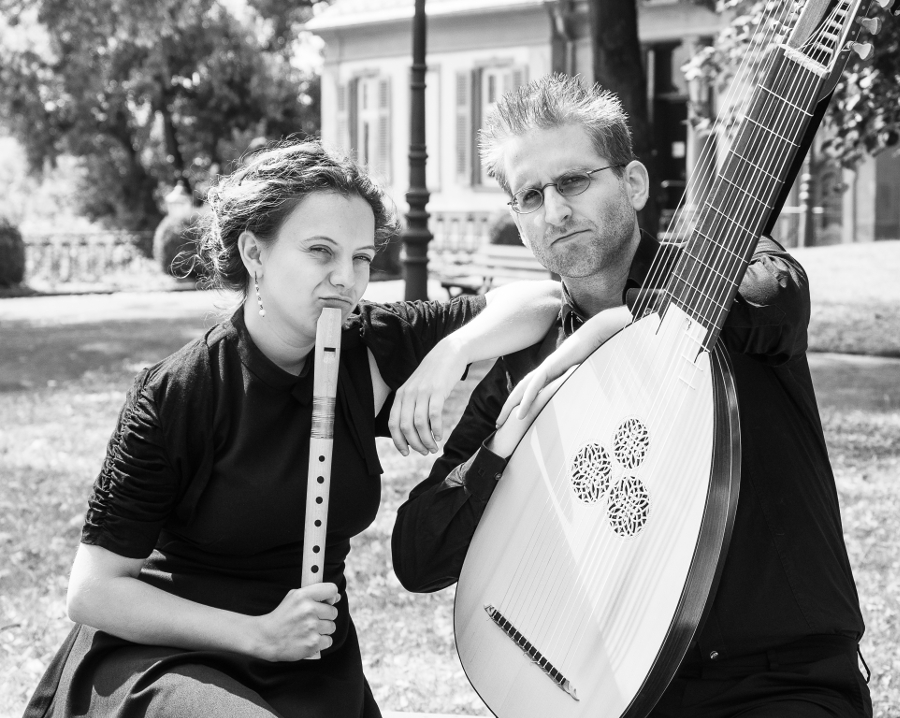 Bild zeigt das Duo Flauto Attiorbato in einem Schlosspark.