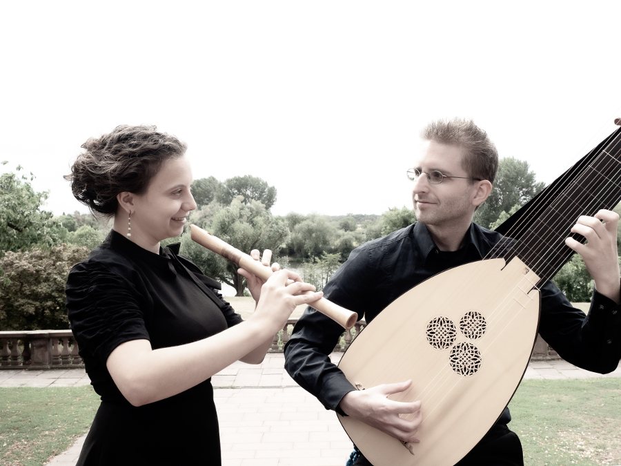 Bild zeigt das Duo Flauto Attiorbato im Grnen. Im Hintergrund liegt der Main.